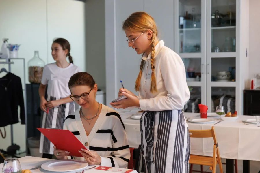 Подборка лучших детских лагерей в Ленинградской области и Санкт-Петербурге — загородные, городские, языковые, спортивные и тематические программы для детей от 6 до 17 лет.