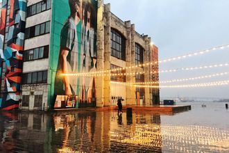 Представьте: вы прогуливаетесь по берегу Невы, где промышленные реликты прошлого превратились в место силы творческих идей — "Севкабель Порт". Это не просто пространство, а историческая страница Санкт-Петербурга, которая живёт в унисон с современным ритмом города.