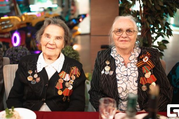 u0412u0435u0442u0435u0440u0430u043du0430u043c u043fu043eu0434u0430u0440u044fu0442 u0431u0435u0441u043fu043bu0430u0442u043du044bu0439 u043eu0431u0435u0434 u0432 u043eu0434u043du043eu043c u0438u0437 u0440u0435u0441u0442u043eu0440u0430u043du043eu0432 u041fu0435u0442u0435u0440u0431u0443u0440u0433u0430