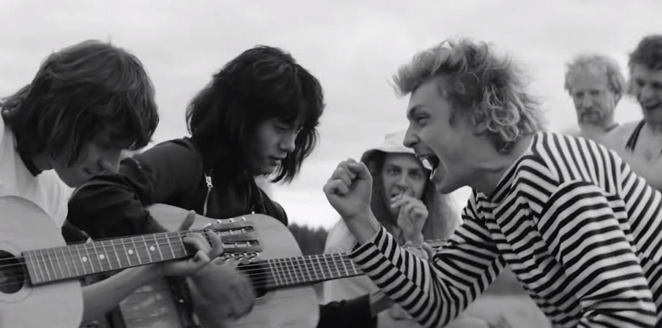 Петербург стал настоящей творческой музой для легенд русского рока - Майка Науменко, Виктора Цоя, Бориса Гребенщикова, Юрия Шевчука… Кто-то из них был питерцем по рождению, кто-то - по зову сердца. Погрузиться в мир творчества и тех, и других предлагает онлайн-кинотеатр ivi. Сервис подготовил подборку документальных фильмов о питерских музыкантах и не только.&nbsp;