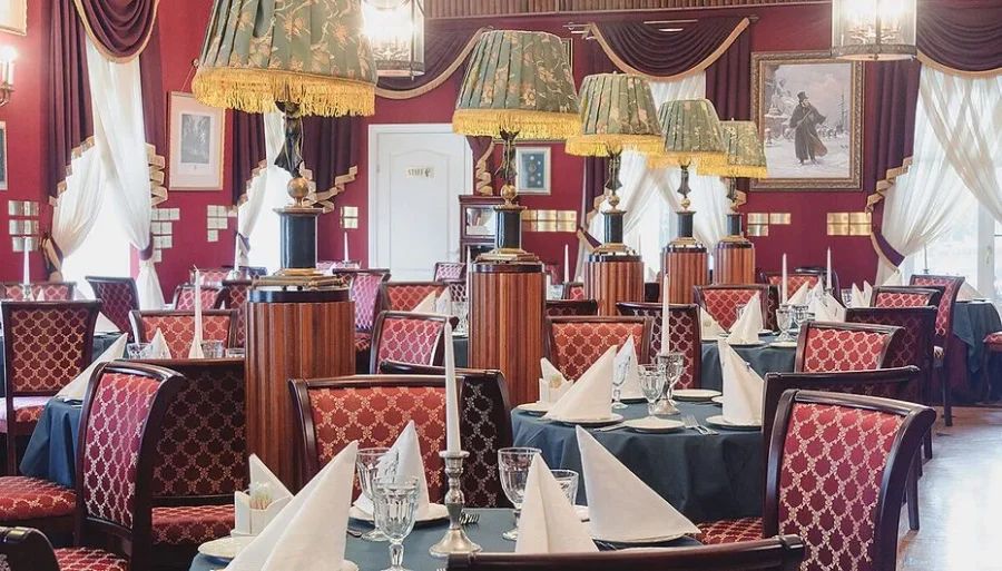 Интерьер Литературного кафе с портретами писателей