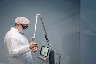 Врач настраивает лазерную установку для коррекции зрения