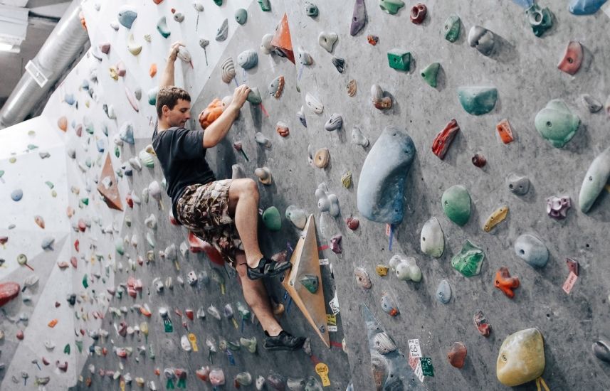 Многофункциональный зал Igels Live Club со скалодромом и батутами