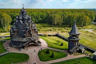 Петербуржцы смогут выбраться из города в атмосферу настоящей русской деревни и старого праздника с веселыми святками, песнями и колядками. Нарядиться и принять участие в святочных играх и шуточных состязаниях, петь песни и водить хороводы по деревенским улочкам и многое другое.