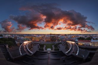 Колонады соборов, рестораны с терассами на крышах, бизнес-центры, музеи и торговые центры — в этих местах есть смотровые площадки, и в большинстве случаев на них можно попасть бесплатно. В одних местах вы увидите прекрасный старый город, в других — просторы Финского залива, подвесные мосты и новую архитектуру Петербурга. Подборка действующих и планируемых площадок с хорошим обзором Северной столицы: