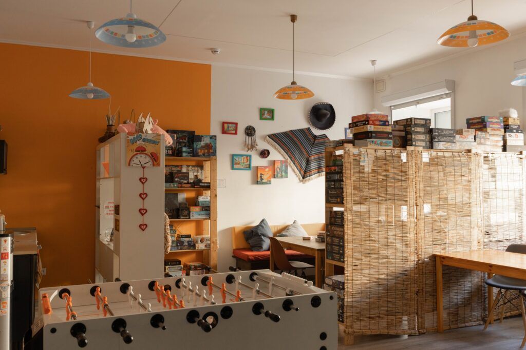 Исследуйте мир «Манчкина», «Уно», «Каркассона», «Диксита» и других захватывающих игр, посетив уютные кафе и игровые лофты в Петербурге. Выбирайте из списка лучших антикафе, где можно сыграть в «Мафию», сразиться в PlayStation, насладиться ароматным чаем по литрам и насладиться изысканными лакомствами. Полная информация о тарифах, адресах и режиме работы – в нашей подборке мест, где поиграть в настолки.