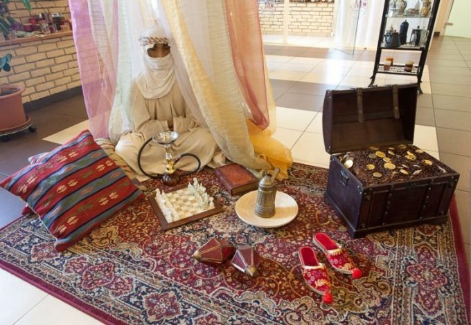 Интерьер Музея кофе с экспозицией и кофейными аксессуарами