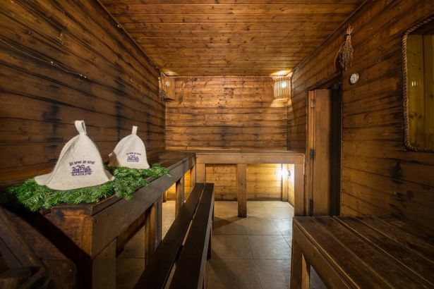 Общественная банька, в которой работает русская парная, турецкий хаммам, джакузи, парилки. После прогрева костей ныряйте в большой бассейн. Он ждет вас на открытом воздухе. Чтобы как следует попариться, покупайте в «‎Смольнинских банях» березовые, дубовые и эвкалиптовые веники.