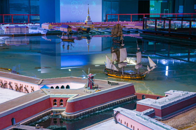Познакомьтесь с удивительным миром Петербурга XVIII века в музее-макете «Петровская Акватория». Этот музей, находящийся в центре города, впечатляет своим огромным макетом масштаба 1:87, который занимает более 500 квадратных метров. В нем представлены не только здания в миниатюре, но и водные пространства.