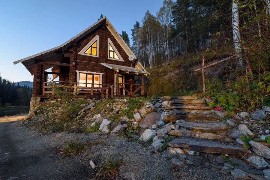 Семейная база отдыха Дом у озера с уютными деревянными домиками, детской площадкой и песчаным пляжем на берегу Лемболовского озера в окружении берез