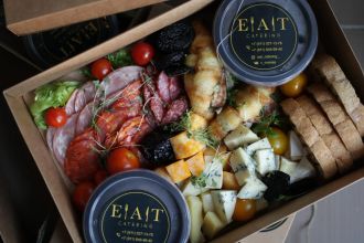 Eat Catering берёт на себя не только еду, но и всю логику мероприятия — меню, подачу и обслуживание на праздниках и деловых событиях в Петербурге.