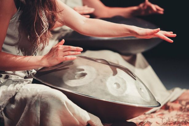 u0428u043au043eu043bu0430 u0438u0433u0440u044b u043du0430 u0445u0430u043du0433u0435 u00abu0410u043bu044cu0433u0430u043cu0431u0440u0430u00bb u0443u0447u0438u0442 u0438u0433u0440u0430u0442u044c u043du0430 u043du0435u043eu0431u044bu0447u043du043eu043c u0438u043du0441u0442u0440u0443u043cu0435u043du0442u0435