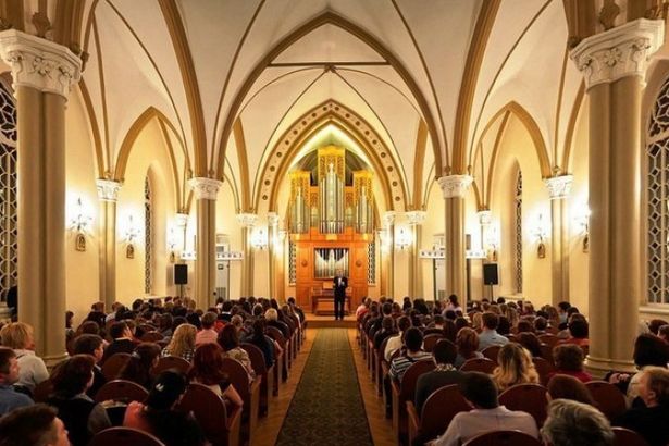 Цикл «Органные уикенды в Старой Коломне» состоится 1-2 отктября. Петербуржцы смогут услышать произведения Баха, Моцарта, Листа, Букстехуде и многих других известных композиторов. А организаторы, в свою очередь, сделали приятный подарок для всех своих гостей: билет будет стоить 350 рублей вместо 700.