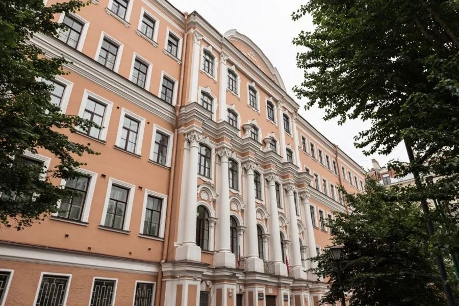 Историческое здание школы Петришуле за церковью Петра и Павла