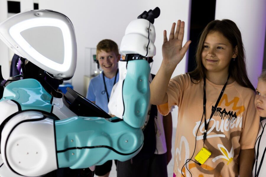 В Санкт-Петербурге появился музей, уникальный для России — «Арт и Факты • МАФ». Экспозиция, размещенная на территории исторического комплекса VOKZAL 1853 (Наб. Обводного канала, 118С), стала первой в стране, где ключевую роль в создании выставки сыграл искусственный интеллект. Музей открыт для посетителей с 17 мая 2024 года.