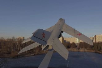 В субботу, 20 августа в 21:00, в парке Авиаторов под открытым небом развернется кинотеатр. Все желающие смогут, сидя на траве посмотреть кино про летчиков и самолеты.  Зрителям предлагают взять собой плед или одеяло, термос с чаем и насладиться захватывающей кинокартиной «Ветер крепчает». Просмотр фильма абсолютно бесплатен. Правда есть нюанс – в случае дождя кинопаказ отменят.