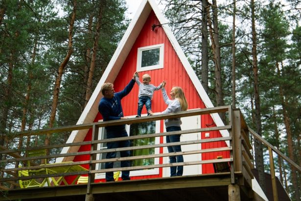 В часе езды от города с чистом сосновом лесу у озера расположились 5 коттеджей, в которых тепло уютно и весело. Здесь есть практически все необходимое: электричество, полотенца, гель, фен, посуда,&nbsp;wi-fi и даже&nbsp;спутниковое ТВ. Недалеко расположена&nbsp;бесплатная мангальная зона с навесом, столом, скамьями и 1-2 мангалами. В стоимость аренды также входят завтраки в лесном ресторане FLANK Grill&BBQ.