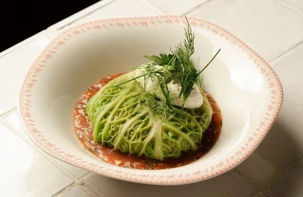 Ресторатор Виктор Федотов открыл «Белый Рябчик» в отреставрированном доходном доме на Петроградке. Шеф Роман Найзабеков готовит русскую кухню на открытом огне: калачи с галаганом, солянку с мозговой костью, перепелов на огне.