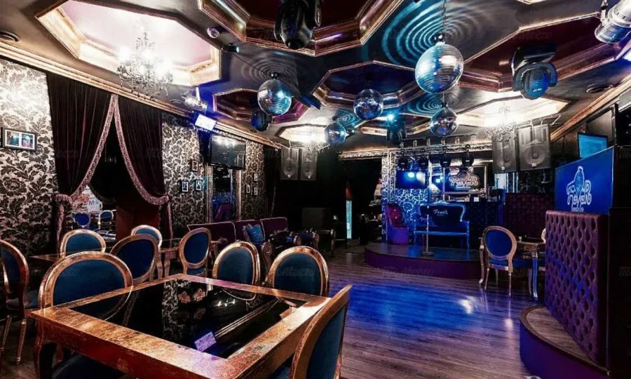 Роскошный интерьер караоке-ресторана Sinatra с бархатными диванами и сценой