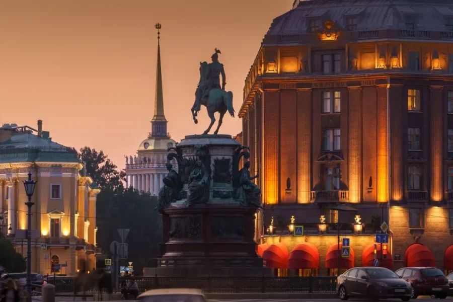 Деловая поездка в Северную столицу может быть не только продуктивной, но и комфортной. Санкт-Петербург предлагает все необходимые сервисы для бизнес-путешественников: от премиальных трансферов до конференц-залов мирового уровня. Мы собрали самую актуальную информацию для тех, кто ценит время и комфорт.