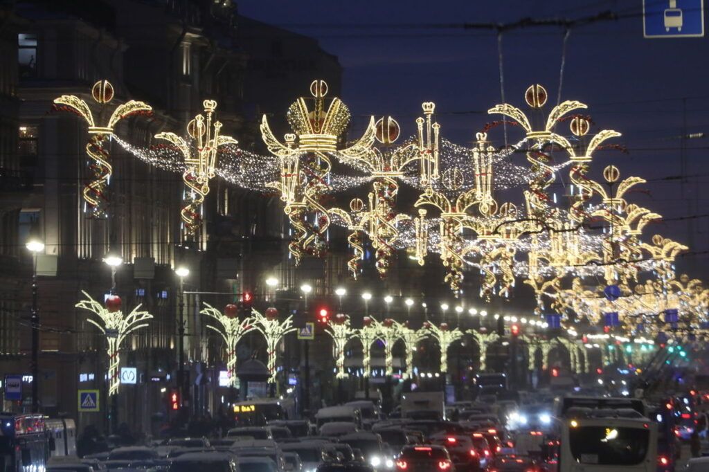 Каток среди леса, рождественские концерты в особняке, сверкающие ярмарки с запахом корицы и глинтвейна, атмосферные кафешки и умопомрачительные декорации улиц — вот они, атрибуты новогоднего Петербурга. Вы без напряга организуете себе насыщенную программу на праздники. Читайте статью Питер Online и сохраняйте 30 классных идей, куда пойти и на что посмотреть в зимние каникулы.