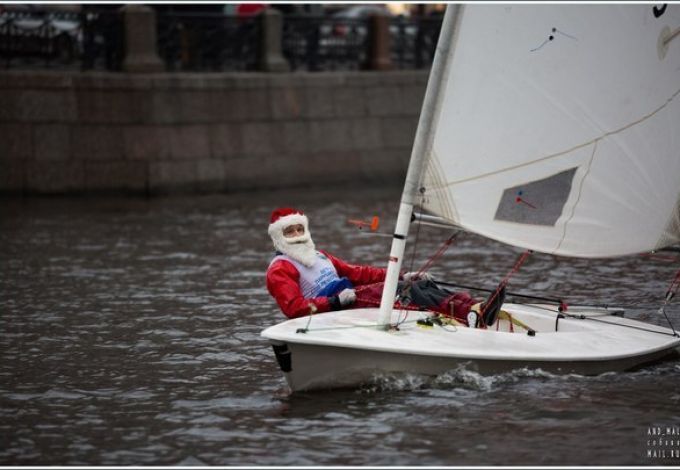 Замерзшие реки? Конец навигации? Нет, не слышали. Уже в ближайшие выходные в городе на Неве произойдет редкое для зимы событие – Новогодняя парусная регата. Петербуржцы своими глазами смогут увидеть, как десятки красавиц-яхт с яркими парусами промчатся по Фонтанке в захватывающей гонке. Праздничного настроения добавит настоящий морской Дед Мороз, который будет управлять одним из парусников.
