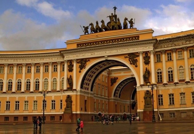 Гостям расскажут про историю кино, будут устроены просмотры детских фильмов и спектакля по мотивам «Илиады» Гомера. А во дворе штаба установят съёмочную площадку, на которой любой желающий почувствует себя в роли актёра или кинооператора.