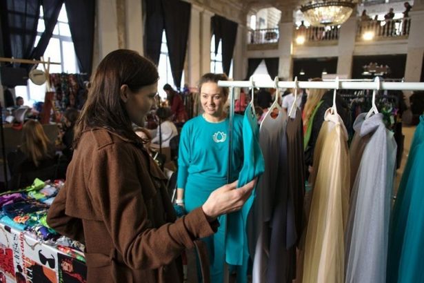 24-25 сентября сотня различных мастеров вновь представит посетителям «Петербургской ярмарки» свои неповторимые дизайнерские украшения: эксклюзивные предметы интерьера, различные лакомства, одежда, игрушки и многое-многое другое.