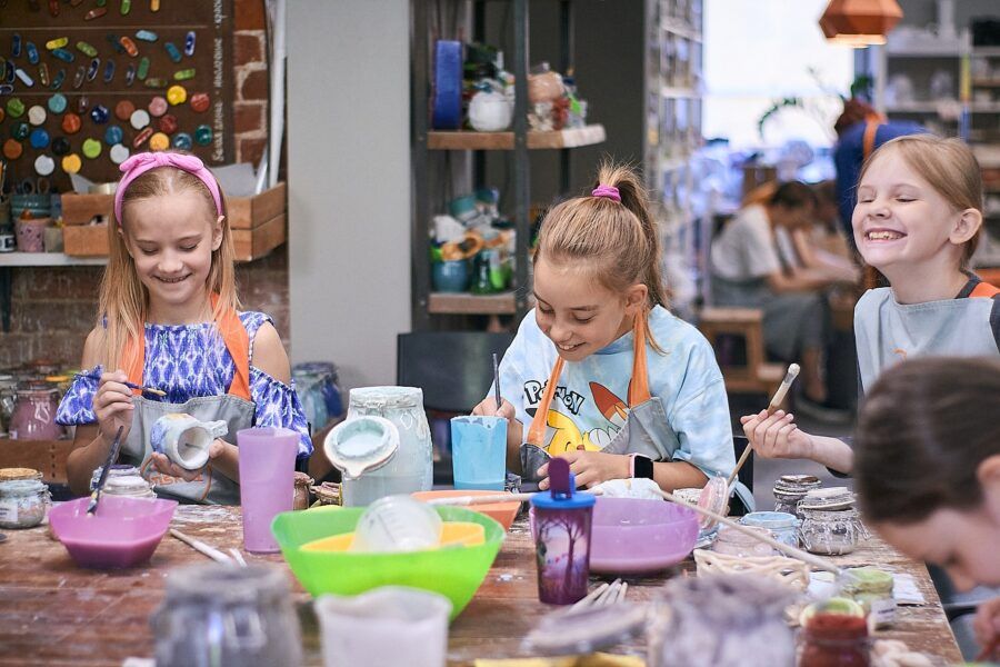 От создания фигурок из глины до изучения робототехники, от мастерства в живописи до секретов кулинарии – в городе на Неве дети могут погрузиться в увлекательный мир мастер-классов по самым разным направлениям, интересам и возрастам. Питер Online собрал 30 мастер-классов для детей в Санкт-Петербурге, которые не только помогут развить и раскрыть творческие способности, но и приобрести новые навыки, а главное – весело провести время и получить массу положительных эмоций.