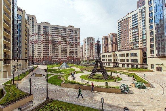 Обойти в несколько шагов стеклянную пирамиду Лувра, прикоснуться к Эйфелевой башне размеров с пятиэтажный дом, посидеть под Триумфальной аркой из стекла и стали с площади Шарля де Голля — в одном из дворов Петербурга недавно вырос маленький Париж.