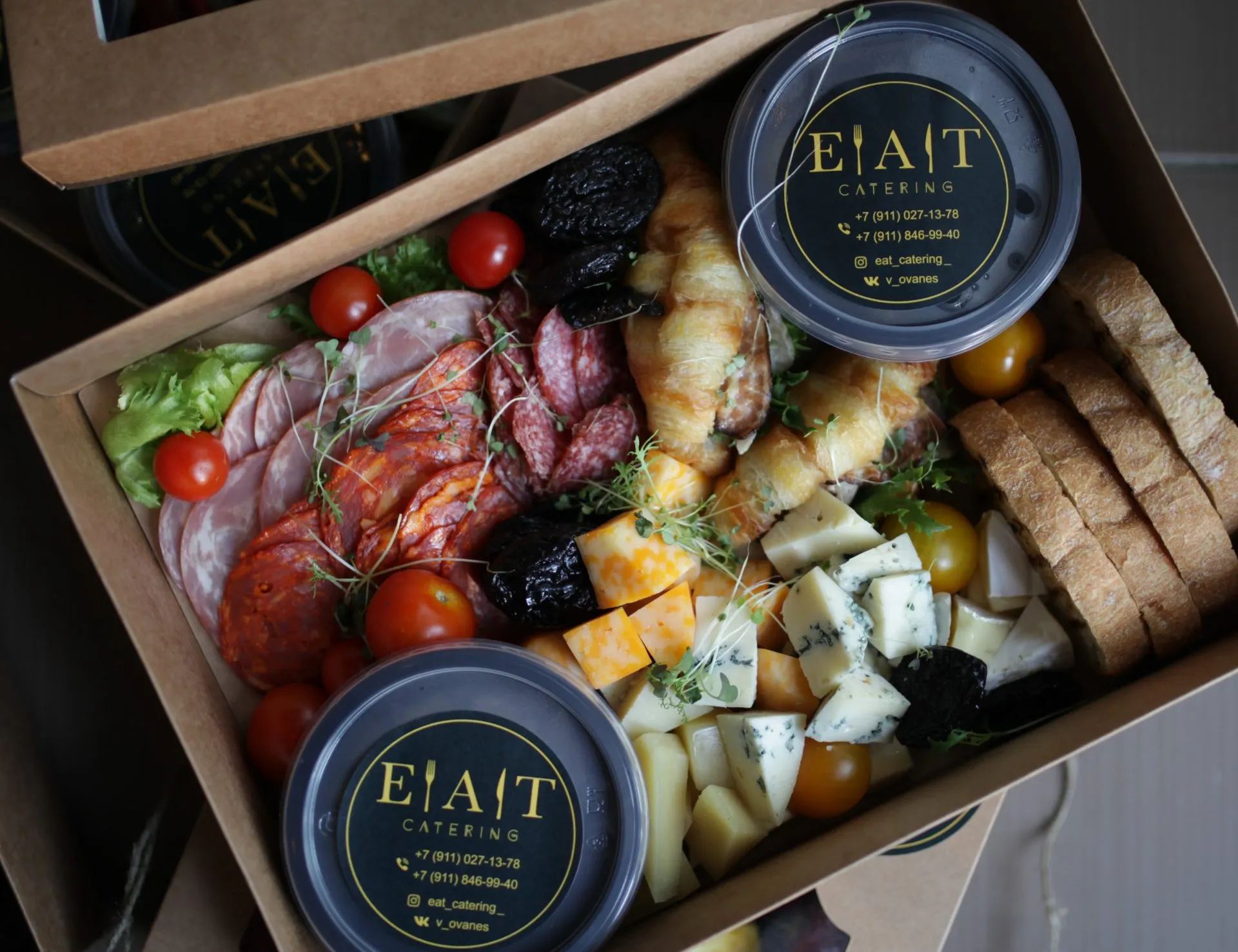 Eat Catering берёт на себя не только еду, но и всю логику мероприятия — меню, подачу и обслуживание на праздниках и деловых событиях в Петербурге.
