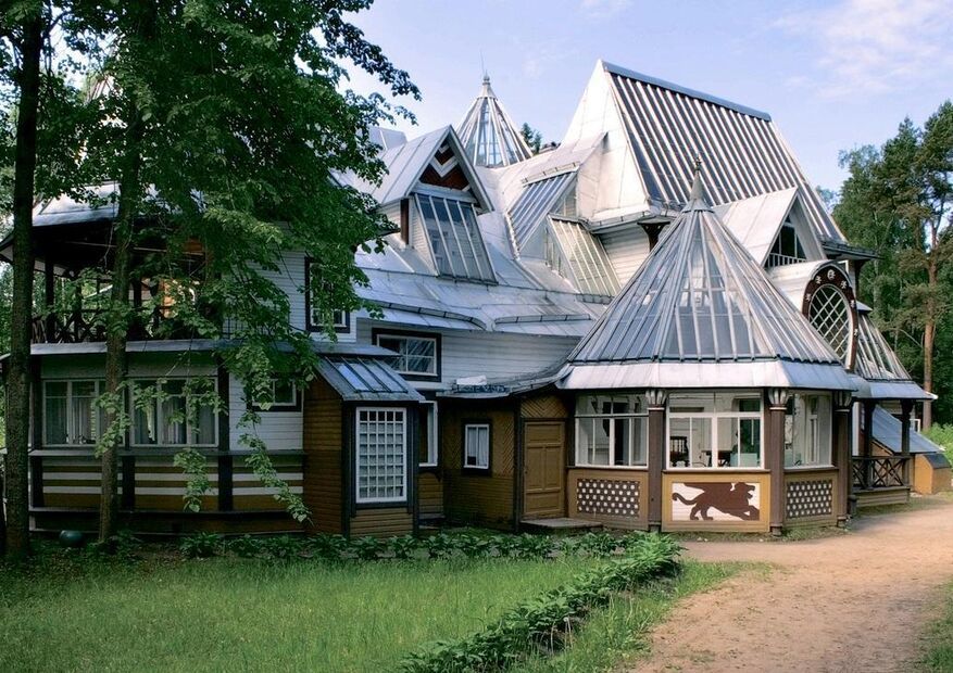 Дом Ильи Репина в музее-усадьбе Пенаты с характерной архитектурой и башенкой