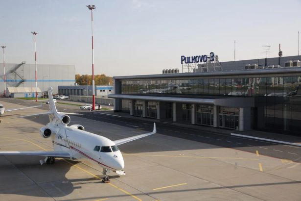 Элитный отдых в ожидании рейса, регистрация без очередей и личный трансфер к самолету — всё это лишь видимая часть премиального сервиса в Пулково. За неприметными дверями бизнес-терминала скрывается особый мир привилегий и комфорта, доступный избранным пассажирам и гостям Санкт-Петербурга.