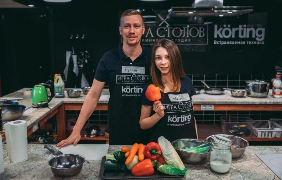 Когда прогулки по городу и вечера с роллами и фильмами надоели, пригласите свою вторую половину на творческий мастер-класс. Вместе вы нарисуете интерьерную картину, слепите глиняную посуду, разучите танец и сварите собственную шоколадную плитку. Читайте подборку, чтобы узнать обо всех мастер-классах, где можно интересно провести время и признаться в чувствах.