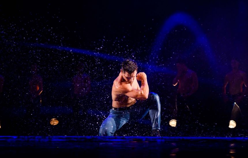 Программу «Признание в любви» с лучшими танцевальными номерами из Шоу под дождем привозят в Петербург. 24 октября театр «Искушение» приглашает зрителей в Мюзик-Холл.&nbsp;В программе «Признание в любви» собраны лучшие танцевальные номера за всю историю театра. По словам организаторов, программа меняется из раза в раз, добавляются новые номера, меняется структура шоу.