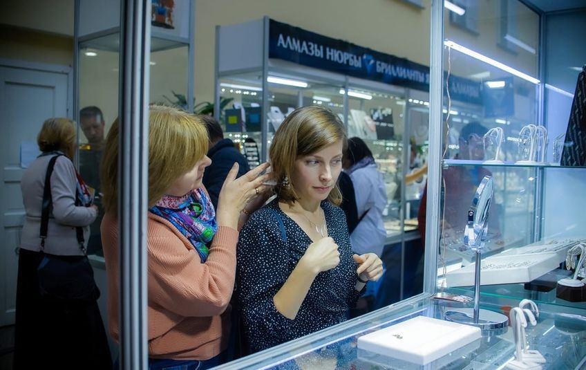 На выставке происходит погружение в историю празднования Нового в России и СССР в разное время. Тут представлены интересные композиции елочных игрушек, сделанные в СССР с 1935 года 1970-е, которые предоставили увлеченные праздником петербуржцы.