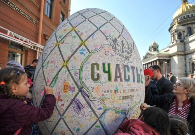 u041fu0435u0442u0435u0440u0431u0443u0440u0436u0446u044b u0440u0430u0441u043fu0438u0441u0430u043bu0438 u043eu0433u0440u043eu043cu043du043eu0435 u0448u043eu043au043eu043bu0430u0434u043du043eu0435 u044fu0439u0446u043e