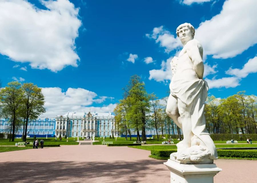 Теплоход на развод мостов, метеор в Петергоф, прогулки по крышам и мистические экскурсии — 15 маршрутов для незабываемого летнего Петербурга.