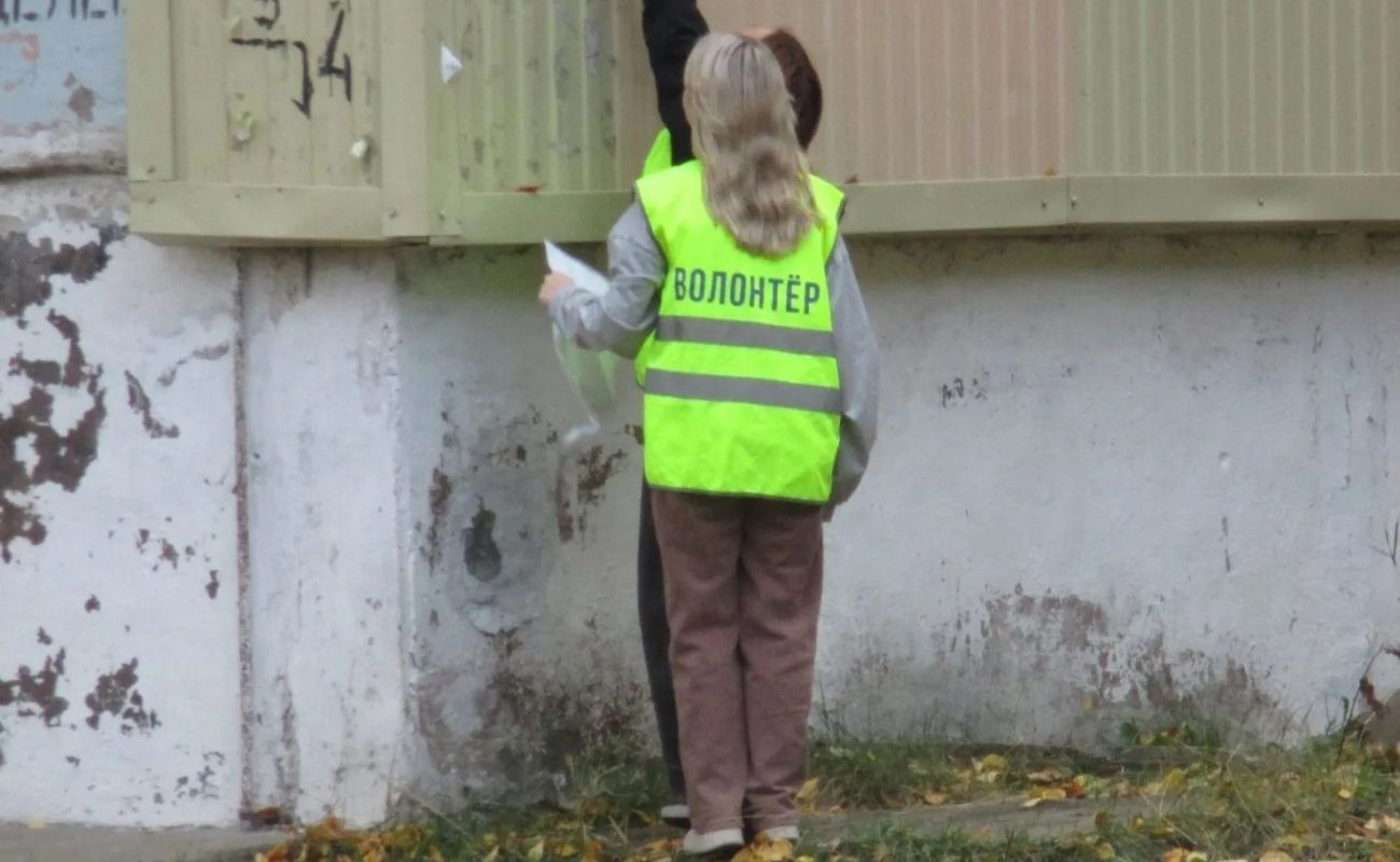 9 апреля в Петербурге горожане устроят акцию по удалению с улиц рекламного мусора. Акцию решили назвать- «Любовь к городу 24 часа». Ее участники удалят нелегальные объявления с поверхности столбов, остановок, фасадов зданий и других конструкций, а все замеченные расклейщики будут переданы в полицию.