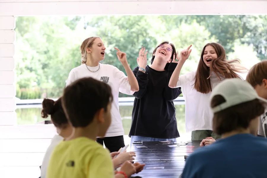 Дети занимаются английским с носителями языка в современном отеле Лингвамания