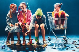 Освоить творческую профессию, раскрыть навыки артиста, избавиться от зажимов и стеснения — для актерских курсов нет ничего невозможного. Здесь учат сценическим движениям, погружению в образ, импровизации, правильной и красивой речи. Питер Online собрал подборку театральных студий, которые пробудят в вас талантливого актера.