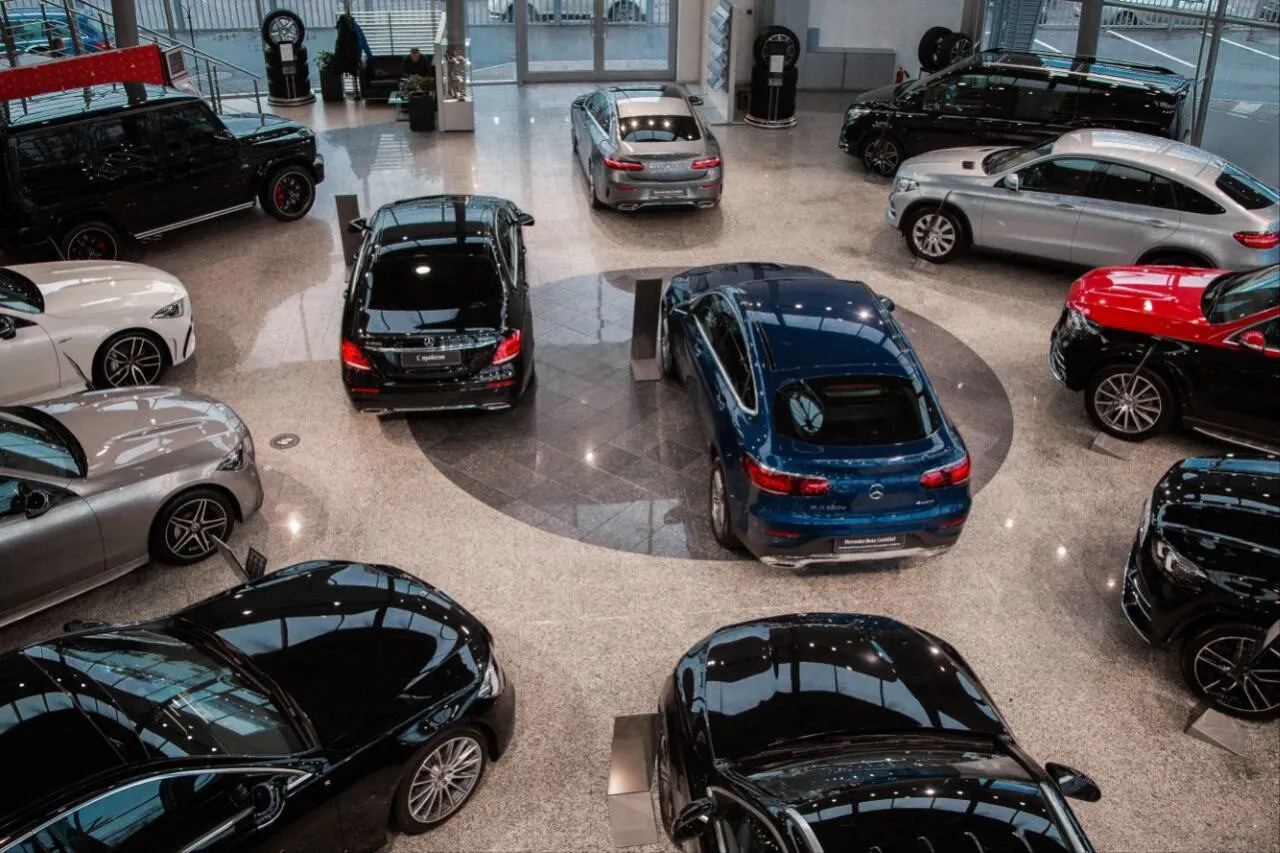 Салон «Звезда Невы» — официальный дилер Mercedes-Benz с экспозицией спортивных моделей Mercedes-AMG