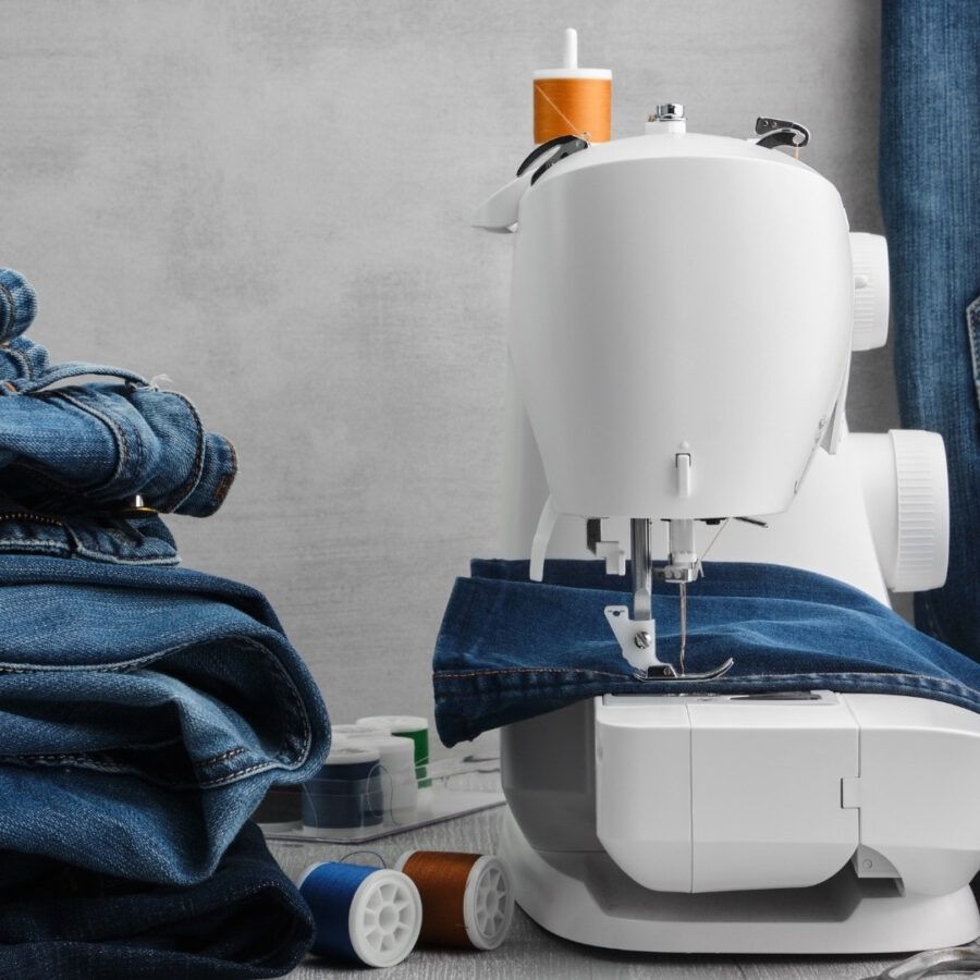 Интерьер ателье «Твоя Швея» с рабочим пространством, швейными машинками и образцами работ