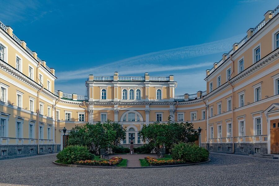 1280px-derzhavin_palace_garden_in_saint_petersburg_russia_48456756322_28788.jpeg