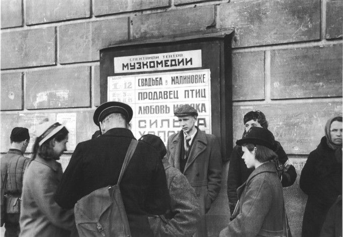 u041fu0435u0441u043du0438 u0432u043eu0435u043du043du044bu0445 u043bu0435u0442 u043fu0440u043eu0437u0432u0443u0447u0430u0442 u0432 u0442u0435u0430u0442u0440u0435 u041cu0443u0437u043au043eu043cu0435u0434u0438u0438