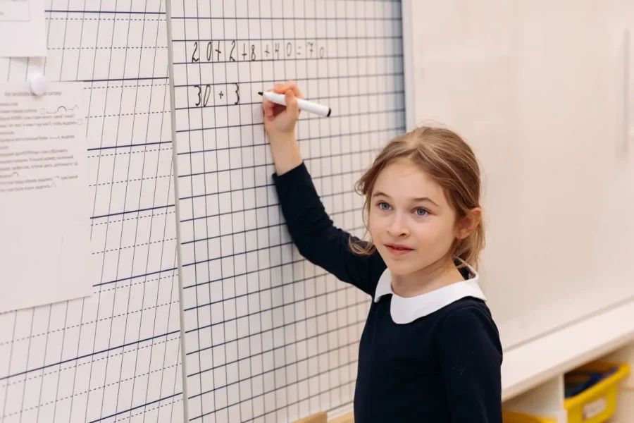 Например, в школе Priviata внимание уделяется игровым подходам и развитию критического мышления и креативности. Лицей «Паскаль» и школа «Аксон» подчеркивают важность индивидуального подхода и всестороннего развития учеников. В школе «Деловая волна» сочетаются российские и британские образовательные стандарты, а «Тет-А-Тет» привлекает сильным акцентом на творчество и искусства, в то время как «Артхелло Атлас» привлекает полным учебным днем до 19:00 и собственным бассейном. Эти и другие частные школы Петербурга обеспечивают высокий уровень обучения и подготовку к современной жизни.