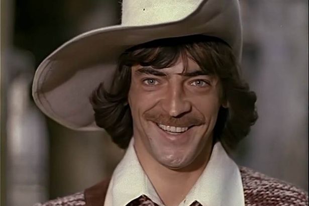 16 апреля, участники акции "Тотальный диктант" смогут не только проверить свою грамотность, но и послушать главного мушкетёра Петербурга - читать текст для диктанта будет Михаил Боярский.