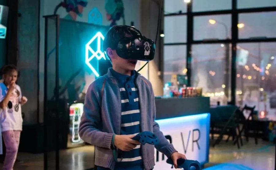 Подростки играют в VR в клубе MIR VR