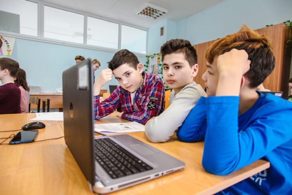 Подготовиться к кембриджским тестам и поступить в Гарвард, расширить свои знания в физике или развить свои навыки и стать экспертами в определенной области. В настоящее время существует множество школ, которые предлагают ученикам углубленное изучение различных предметов. Питер Online собрал список таких школ Петербурга, где работаю профессиональные педагоги, обладающие большим опытом, современные авторские программы и интересные внеклассные занятия.