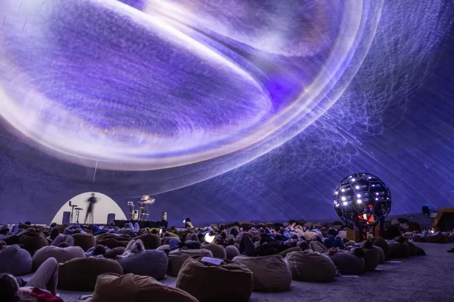 Внутреннее пространство Планетария №1 с огромным 37-метровым куполом, на который проецируются космические изображения
